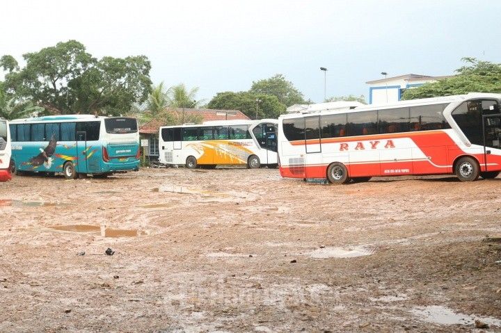 Terminal Bus AKAP Pasar Lembang becek 2