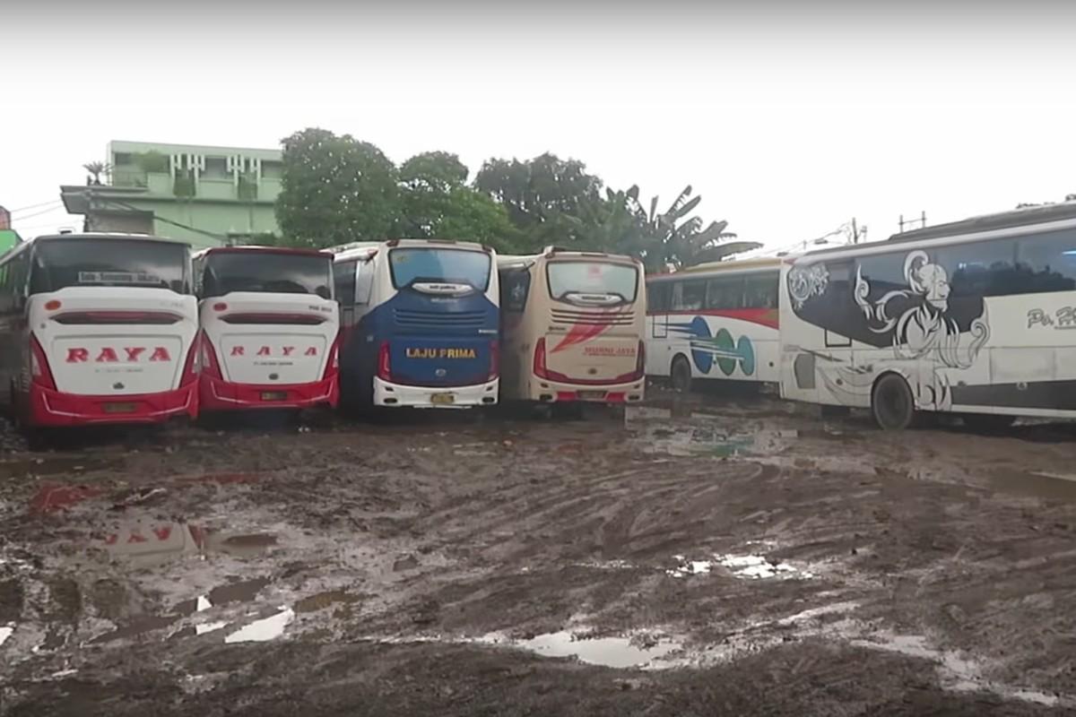 Terminal Bus AKAP Pasar Lembang becek