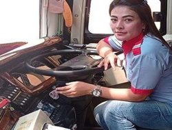 10 Sopir Bus Perempuan yang Menginspirasi di Indonesia