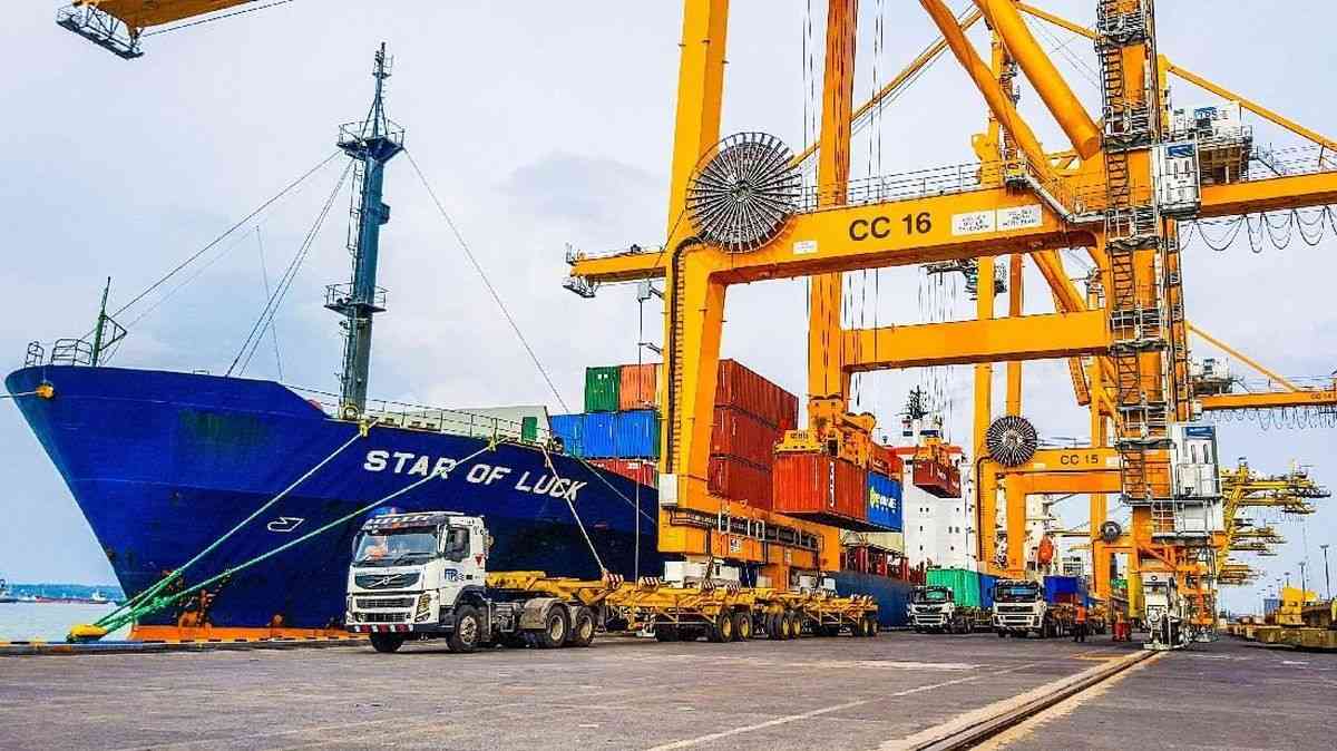 pelabuhan tanjung perak peti kemas