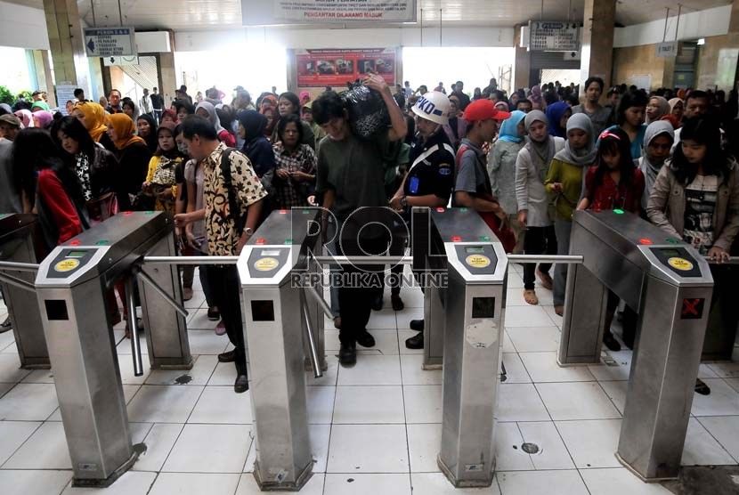 antrian di stasiun antrian di stasiun