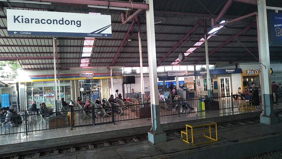 ruang tunggu penumpang kereta 
