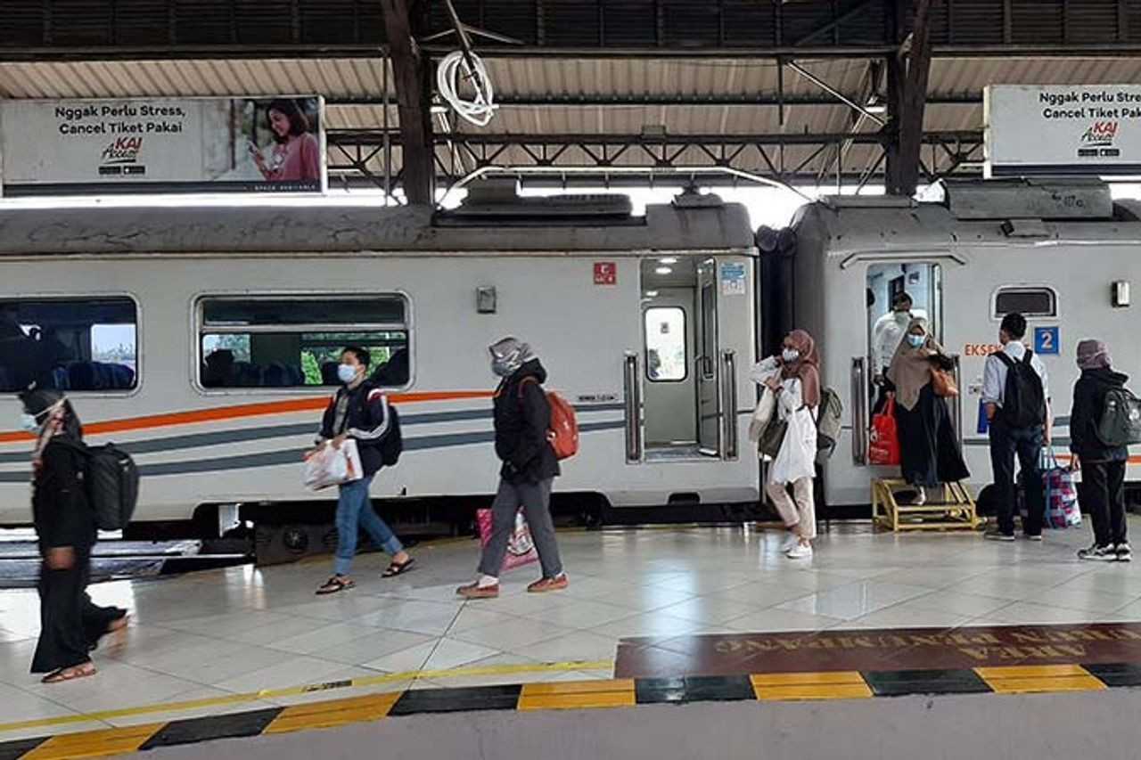 penumpang kereta api penumpang kereta api