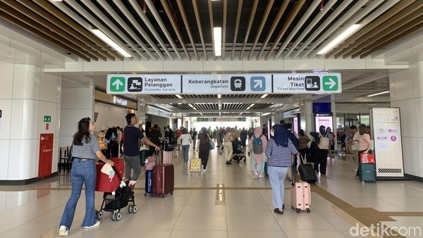 Pintu masuk stasiun Halim Pintu masuk stasiun Halim
