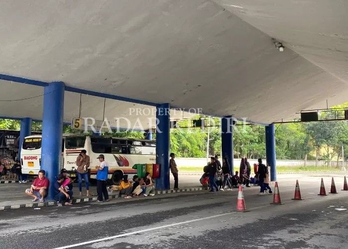 penumpang di Terminal Tamanan penumpang di Terminal Tamanan